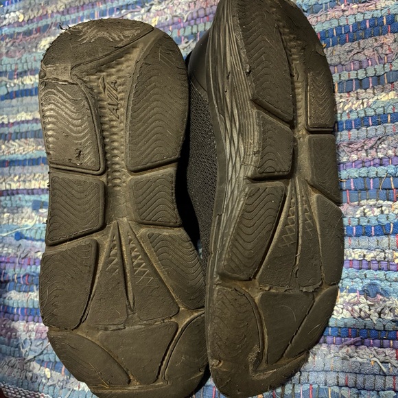 Free w/ $20 Purchase / 8W Avia Black Slip-On Sneakers - Picture 3 of 7